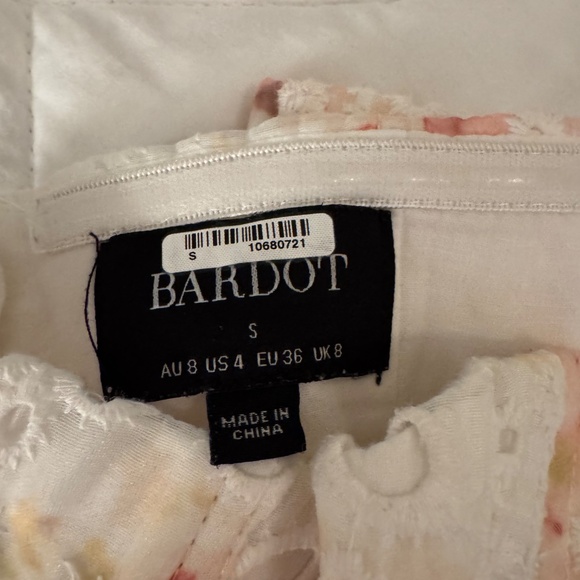 Lila Bustier in Sunny Floral Bardot - Picture 5 of 5